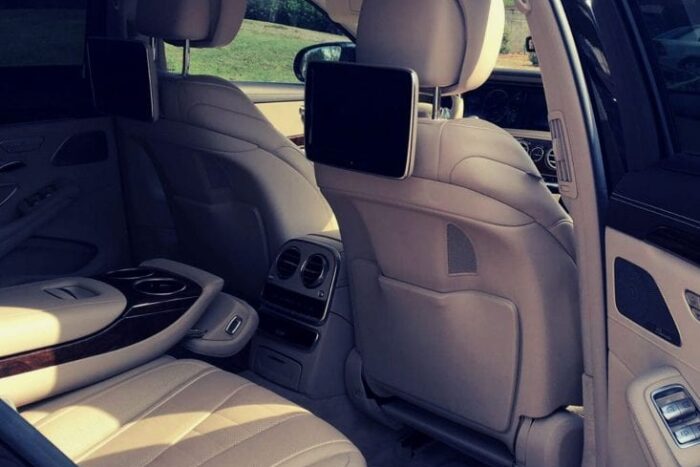 מכונית מחלקת עסקים עם הנהג ישראל